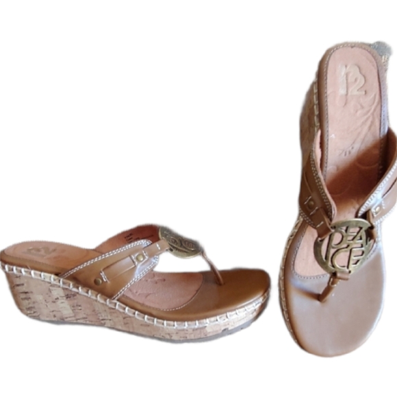 NWOT--Women's Wedge Sandal - Picture 2 of 4